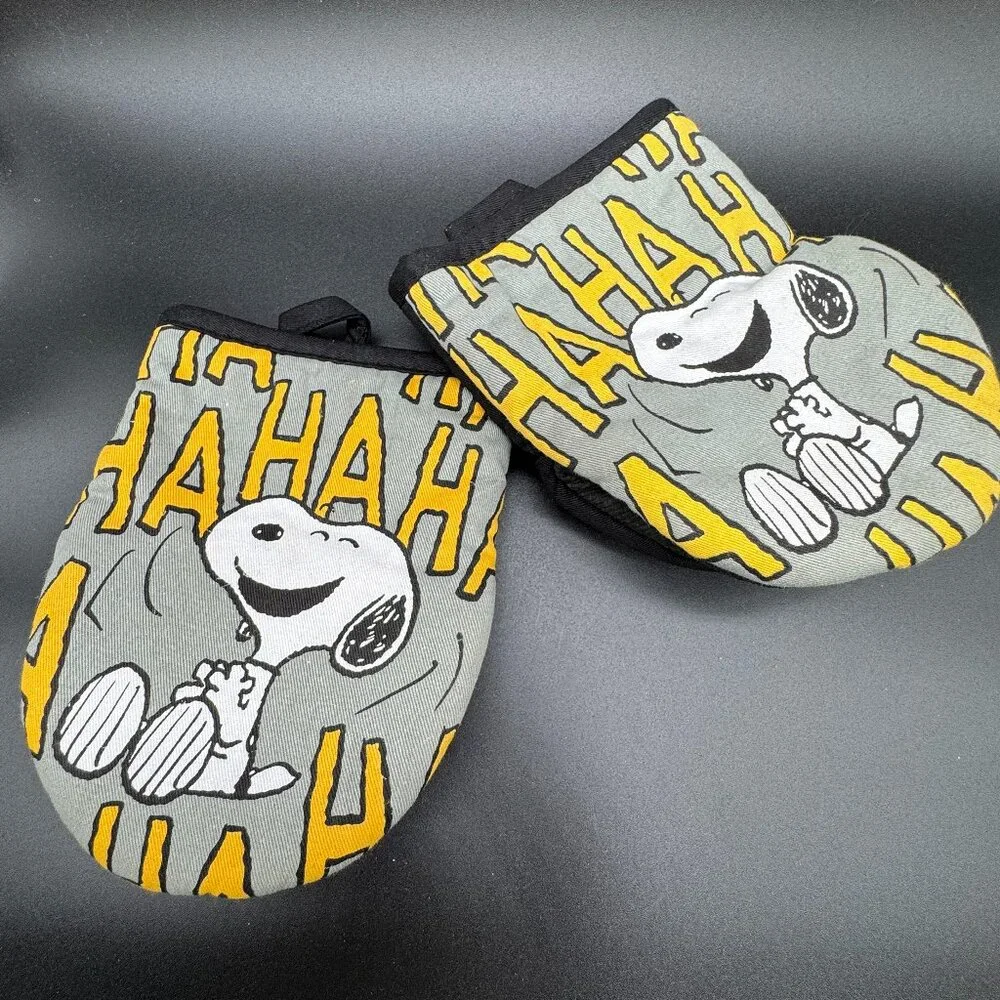 Peanuts Snoopy Dog Set of 2 Mini Kitchen Oven Mitts - Picture 1 of 6